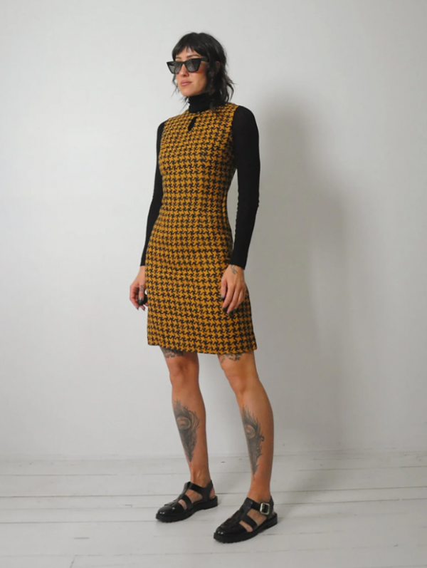 Gaun wiggle dengan pola houndstooth